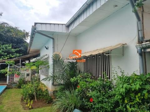 Grande villa moderne à vendre à Bastos avec piscine