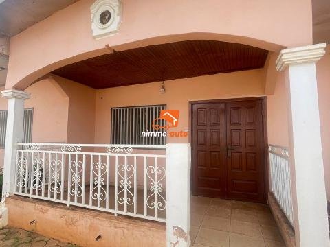 Villa spacieuse à Nkolfoulou bordure de route