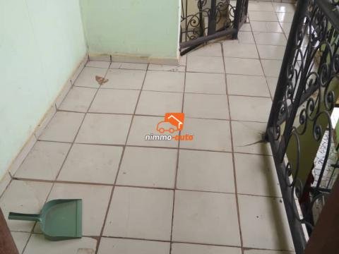 Vaste studio à louer à Biyemassi maison blanche