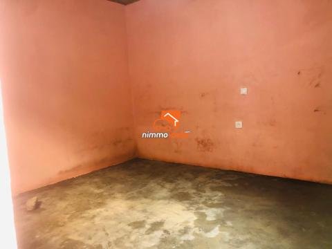 Grande chambre à louer à Japoma rail