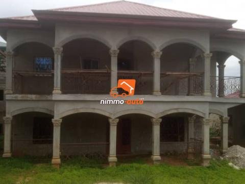 Duplex en construction à vendre à Awae escalier