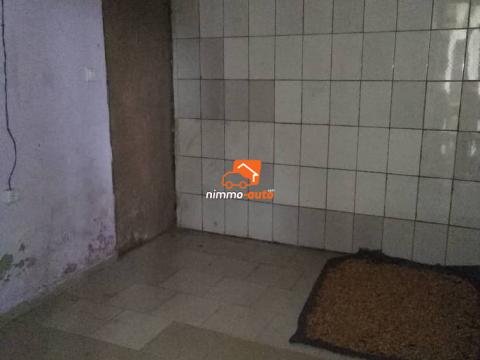 Chambre avec douche externe à louer à Biyemassi Superette