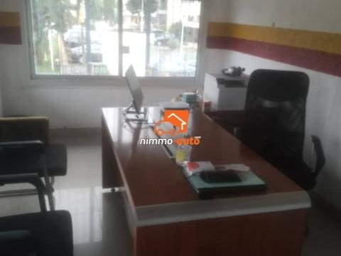 Très grand bureau à louer en plein centre-ville