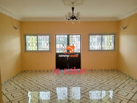 Très bel et vaste appartement à louer à Etoudi
