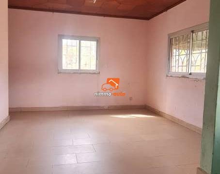 Très grand appartement individuel à louer au rond point express Biyemassi