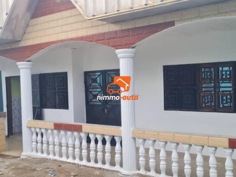 Très grande villa à louer à Obobogo bordure de route principale