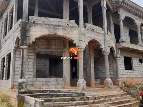 Duplex inachevé à vendre au quartier Nyom à Yaoundé