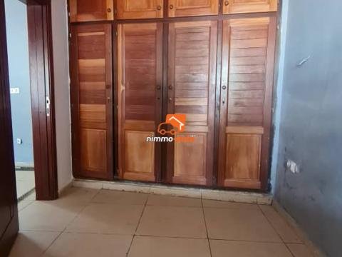 Un moyen studio moderne bien propre et bien situé à Efoulan pont