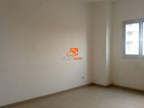 Très grand bureau à louer à Akwa