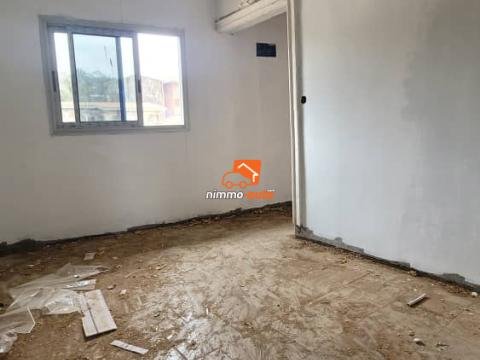 Studio moderne nouvellement construit à Biyemassi école