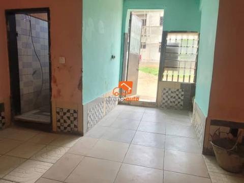 Très grande chambre moderne à louer à Biyemassi