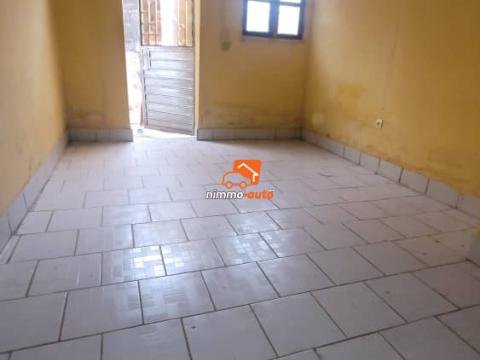 Chambre moderne avec coin cuisine à louer à Biyemassi