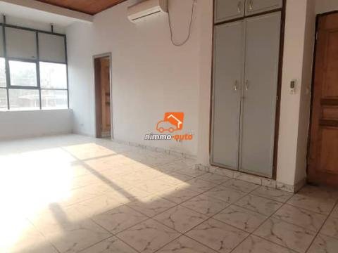 Très grand bureau à louer à Nlongkak