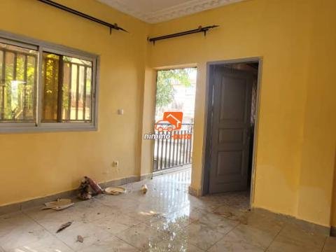 Très beau studio staffé partout à louer à Nsimeyong terre rouge