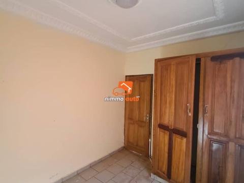 Studio moderne nouvellement construit à Odza petit marché