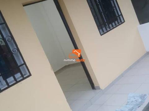 Chambre avec coin cuisine à louer à Kotto