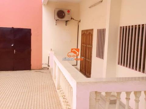 Triplex à louer à Bastos