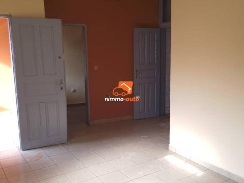 Studio moderne à Odza borne 10 non loin de la route