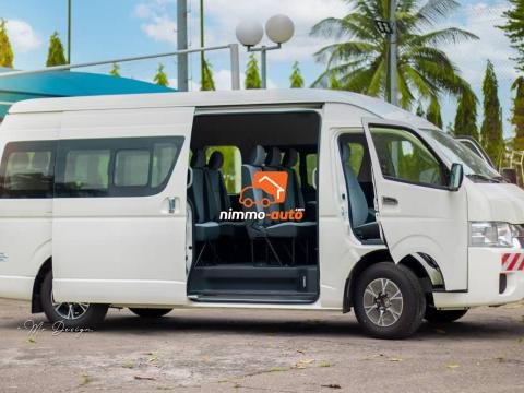 Hiace climatisée très propre à louer à Douala