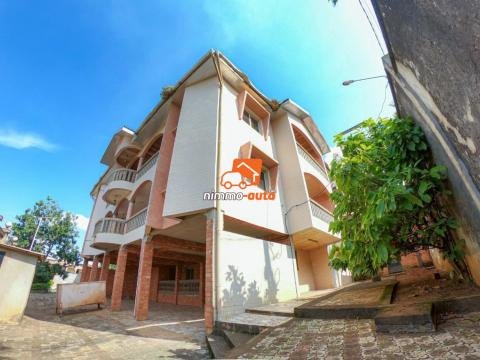 Immeuble R+2 à vendre ou à louer à ODZA.