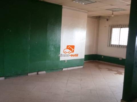 Grand espace commercial à louer à Biyemassi