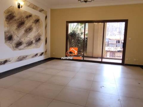 Incroyable appartement hyper chic nouvellement construit à Biyemassi supérette