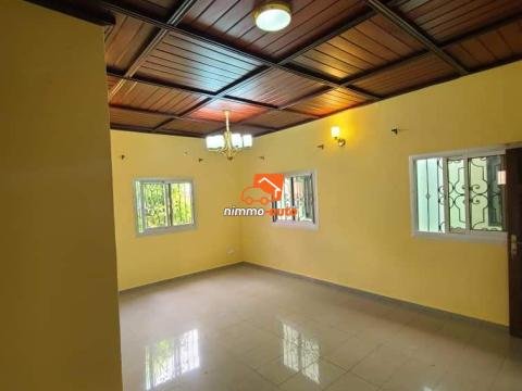 Très spacieux appartement à louer à Odza Auberge bleue