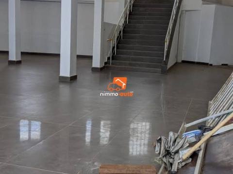 Grand espace commercial de 450m² à louer à Anguissa