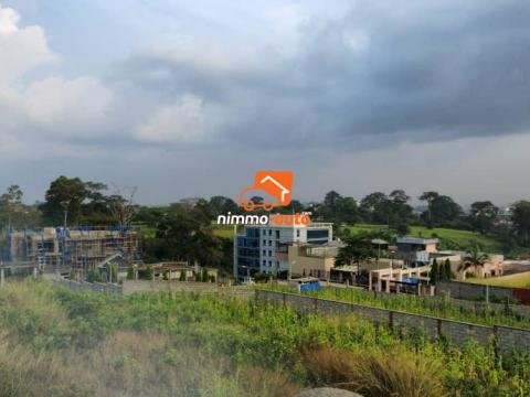 Beau terrain à vendre à golf bastos