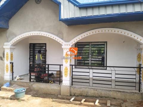 Une villa de 3 chambres + 2 Douches nouvellement construite au quartier EKOKO I