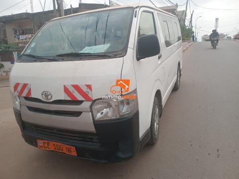 Hiace blanche sortie cami à louer pour vos séjours et déplacements dans la ville et hors ville