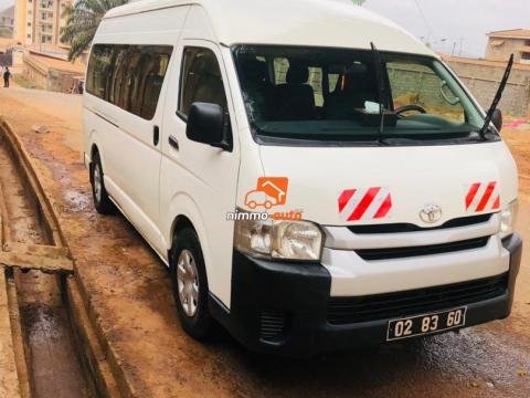 Hiace climatisée a votre disponibilité pour vos déplacements en tout sécurité dans la ville au prix de 110000 et hors ville au prix de 130000