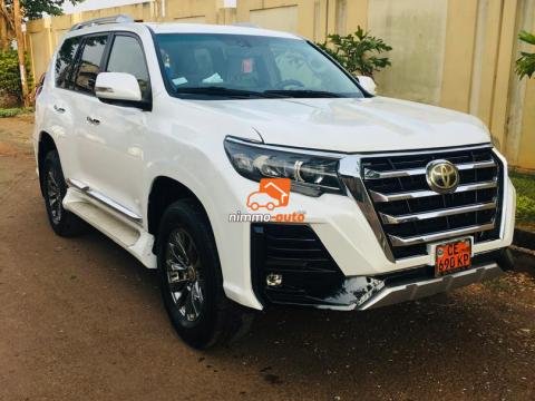 Prado blanche standing de luxe à louer pour vos déplacements et cérémonies