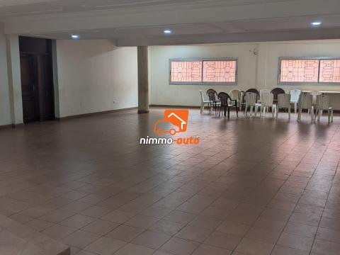 Emplacement idéal pour vos cérémonies ,mariage ,anniversaire etc... bien situé non loin de la route et dans la ville de Yaoundé