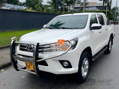 MAGNIFIQUE TOYOTA HILUX A LOUER DANS LA VILLE DE DOUALA