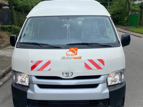 MAGNIFIQUE HIACE DE 15 PLACES A LOUER A DOUALA
