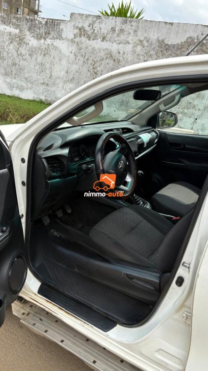 Toyota HILUX à louer avec chauffeur à Douala