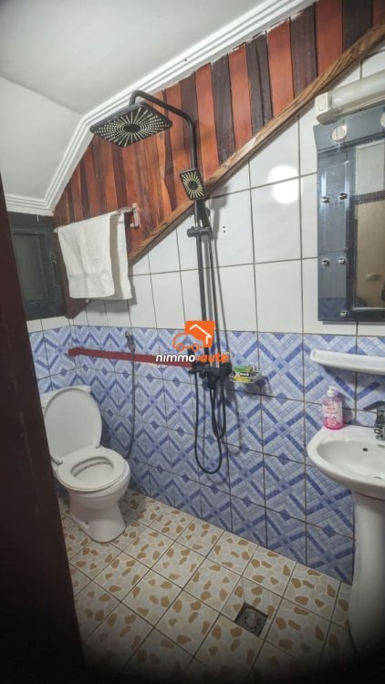 Vaste studio meublé à louer à AKWA