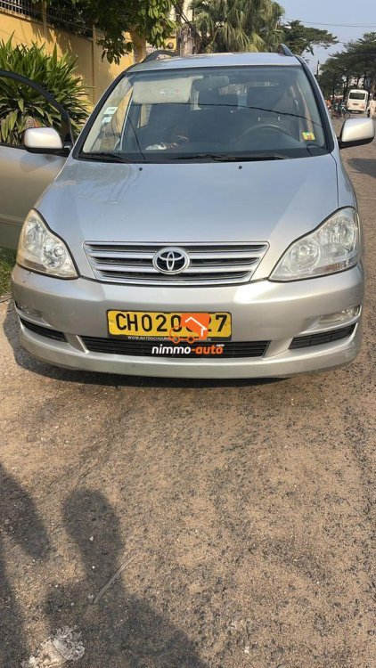 Toyota Avensis Verso 7 places à louer dans la ville de Douala