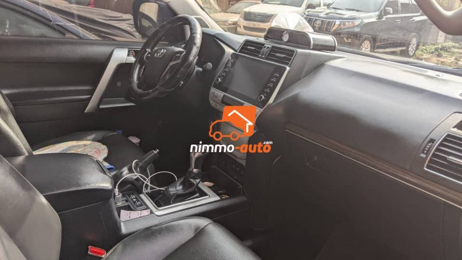 Magnifique Toyota Prado de couleur noire à louer