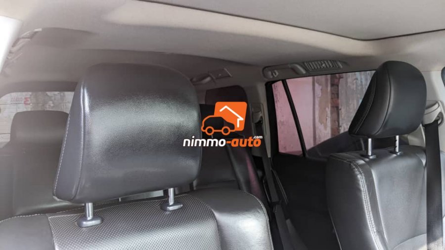 Magnifique Toyota Prado de couleur noire à louer