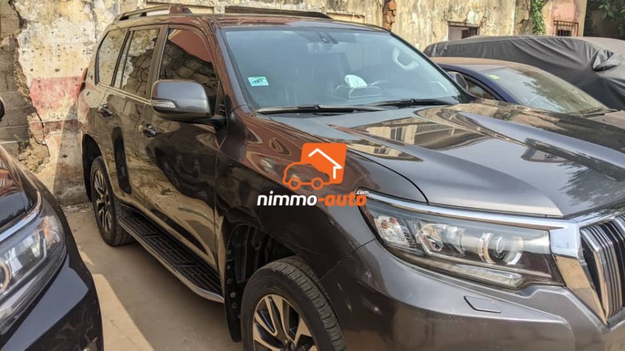 Magnifique Toyota Prado de couleur noire à louer