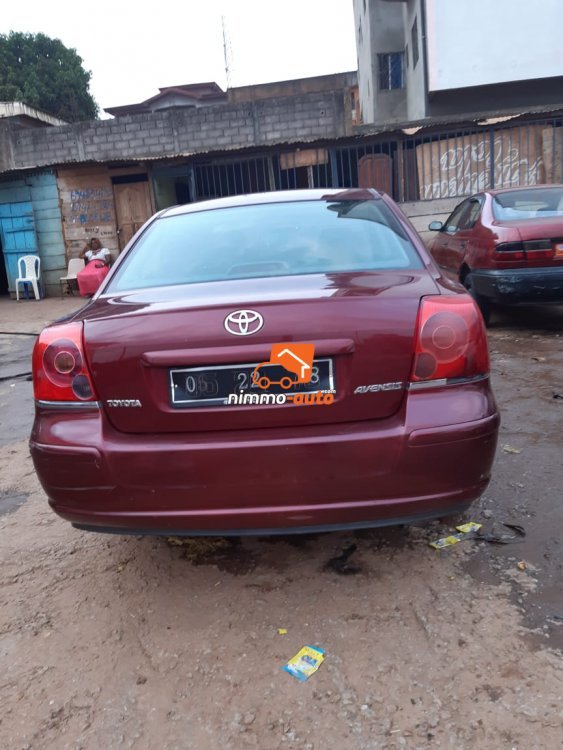 Toyota Avensis à louer avec chauffeur ou sans dans la ville de Yaoundé et en dehors