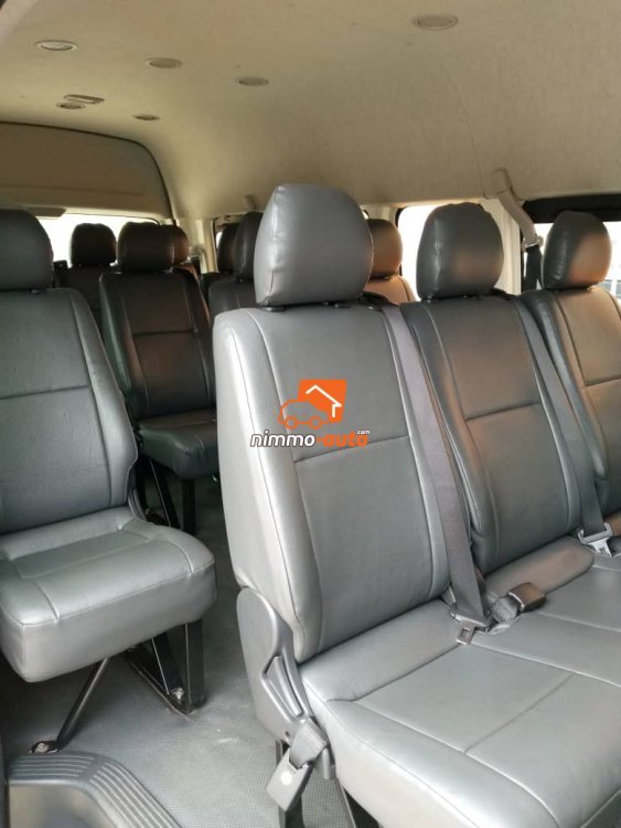 Minibus Toyota Hiace à louer