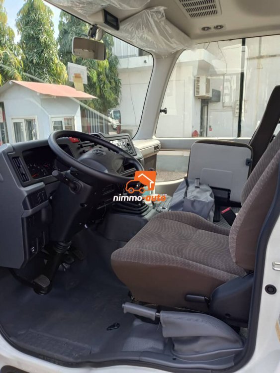 Toyota Coaster nouveau modèle – 35 places à louer à Yaoundé et en dehors