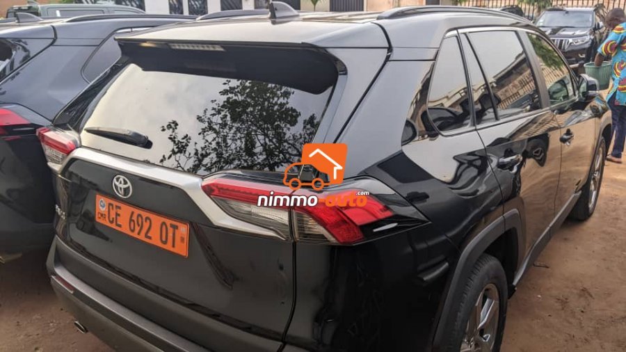 Véhicule de luxe, une Rav4 a votre disposition pour vos déplacements et votre tourisme