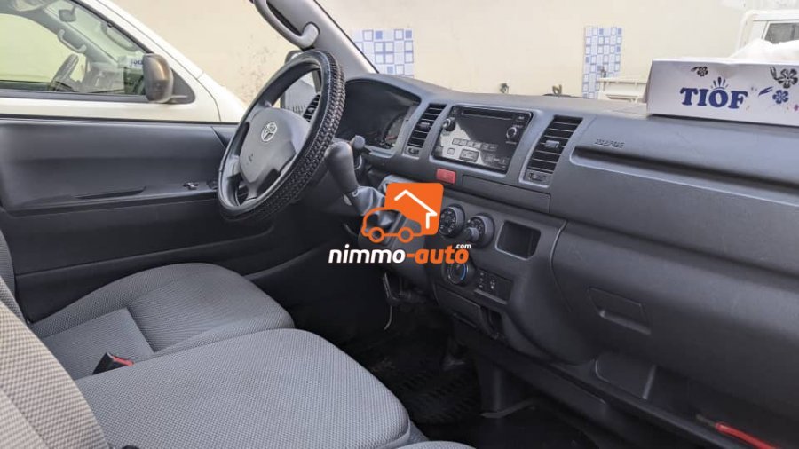 Hiace blanche sortie cami à louer à Yaoundé et en dehors selon vos besoins