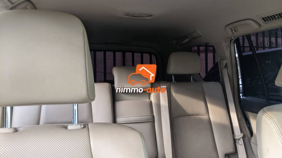 Toyota Land cruiser de couleur noire a louer dans la ville de Yaoundé et en dehors