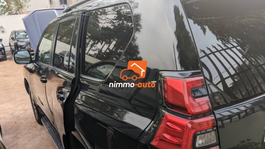Toyota Land cruiser de couleur noire a louer dans la ville de Yaoundé et en dehors
