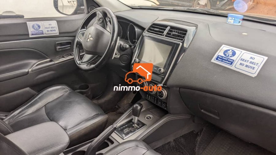 Voiture de luxe Mitsubishi à louer à Yaoundé et en dehors